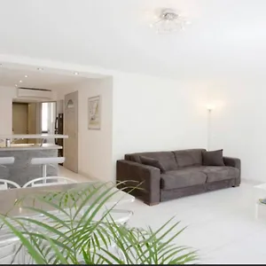 Au Coeur De La Apartment